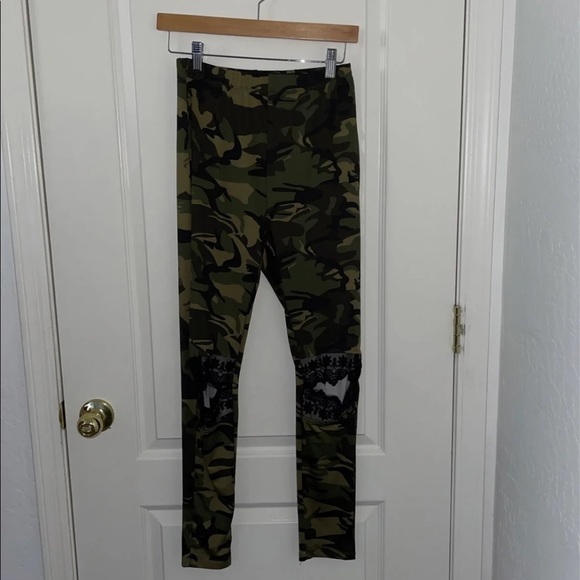 ⭐️New⭐️ camo leggings with lace - Picture 3 of 7